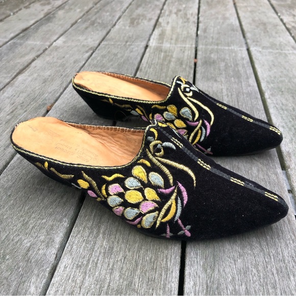 Vintage Black Velvet Metallic Gold Embroidered Ornate Handmade Babouche Mules - Picture 12 of 16